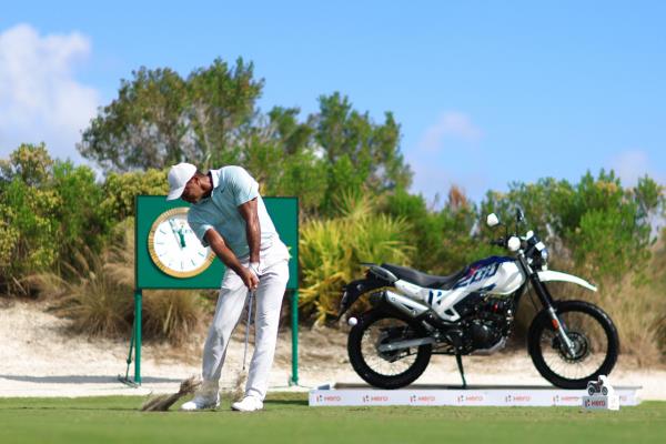 Tiger Woods plays his shot from the second tee during the third round of the Hero World Challenge at Albany Golf Course in Nassau, the Bahamas, Saturday. (AFP-Yonhap)