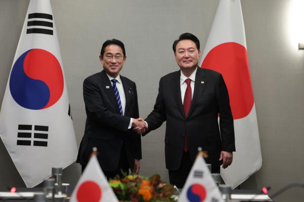 South Korean President Yoon Suk Yeol (right) shakes hands with Japanese Prime Minister Fumio Kishida during their talks in San Francisco on Nov. 16, on the sidelines of a summit of the Asia-Pacific Eco<em></em>nomic Cooperation forum. (Yonhap)
