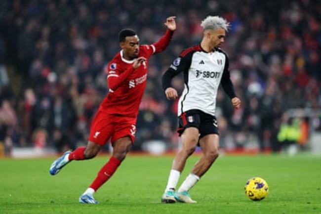 Anto<em></em>nee Robinson of Fulham controls the ball while under pressure from Ryan Gravenberch of Liverpool during a December match.